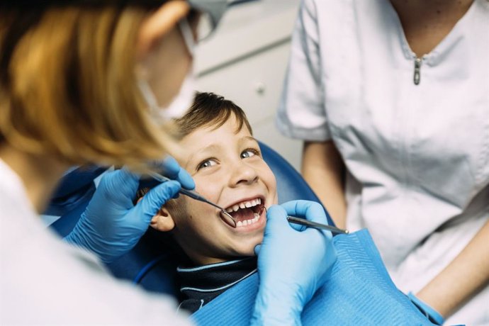 Niño en la consulta del dentista.