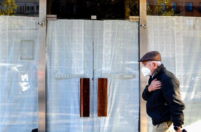 Un hombre pasa frente a una cafetería de Madrid