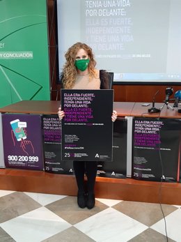 La asesora de programa del Instituto Andaluz de la Mujer (IAM) en Granada, Ruth Martos, durante la presentación de la campaña institucional de la Junta de Andalucía con motivo del Día Internacional de la Eliminación de la Violencia contra las Mujeres.