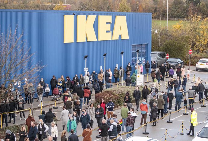 01 November 2020, England, Batley: Shoppers queue outside Ikea store as the UK Prime Minister Boris Johnson announced that a new national lockdown will come into force in England next week due to the increasing numbers of the coronavirus. Photo: Danny L