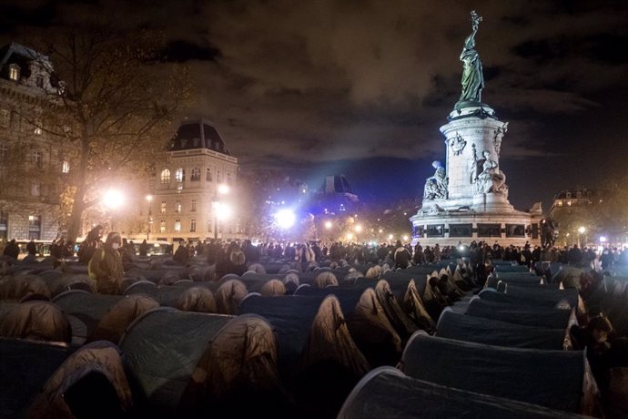 Campamento de migrantes en la plaza de La República de París
