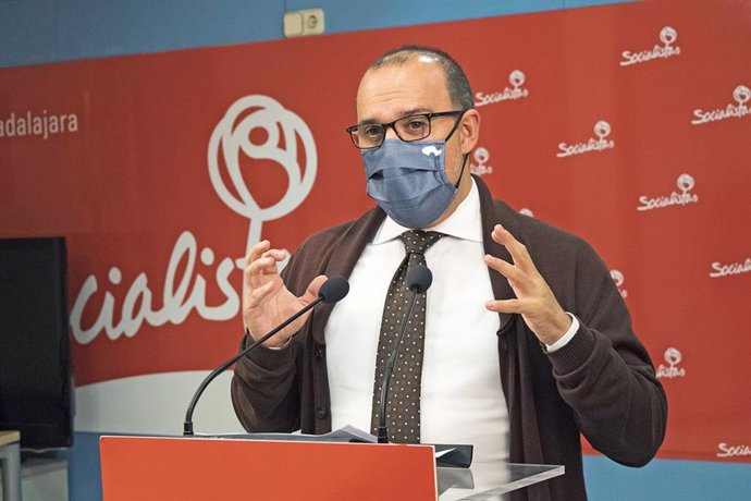 El secretario provincial del PSOE en Guadalajara, Pablo Bellido, en rueda de prensa.