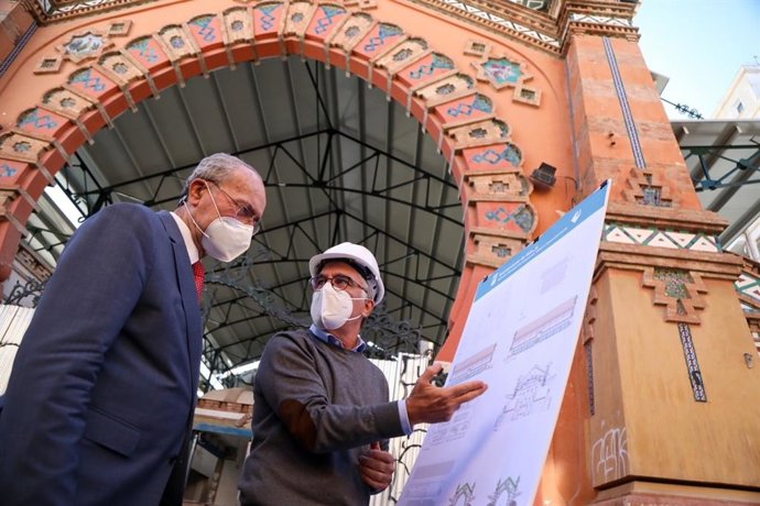 El alcalde de Málaga, Francisco de la Torre, visita las obras del Mercado de Salamanca