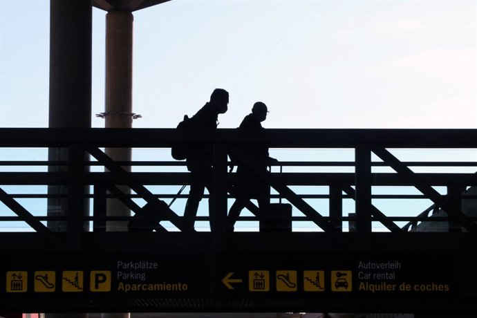 Varios turistas de diferentes países a la llegada del aeropuerto de Málaga, tras pasar el control de aduanas de dicho aeropuerto donde es imprescindible una prueba de PCR negativo impuesto por el Gobierno de España, para poder entrar en la localidad. Má