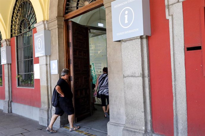 Varios turistas entran en la oficina de turismo de la Comunidad de Madrid ubicada en la Plaza Mayor de Madrid. Archivo.