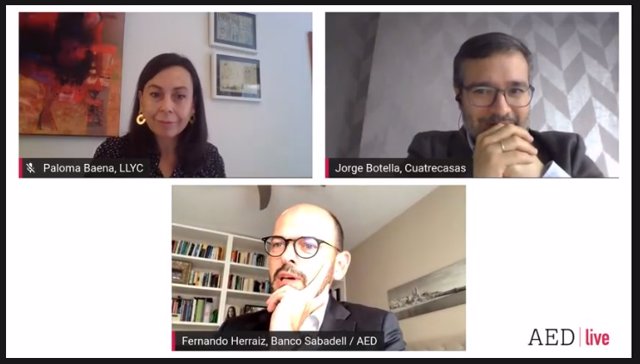 Paloma Baena (LLYC), Jorge Botella (Cuatrecasas) y Fernando Herraiz (Banco Sabadell) en un debate online de la Asociación Española de Directivos (AED)