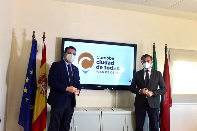El alcalde, José María Bellido, y el delegado de Infraestructuras, Sostenibilidad y Medio Ambiente del Ayuntamiento de Córdoba, David Dorado.