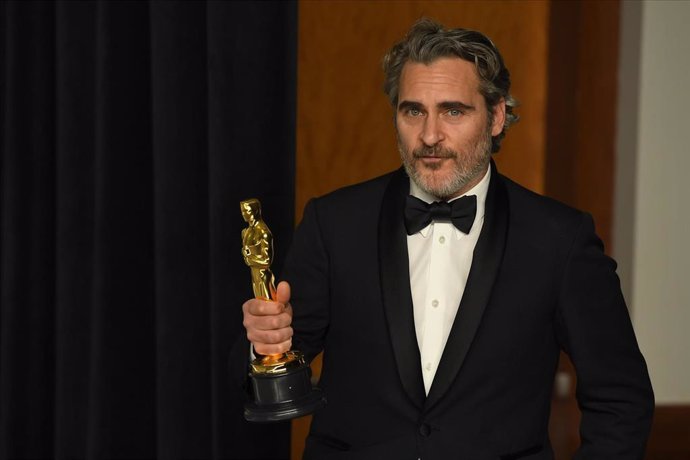 09 February 2020, US, Los Angeles: American actor Joaquin Phoenix poses with his Best Actor Oscar Award for Joker in the press room during the 92nd Academy Awards at the Dolby Theatre. Photo: Kevin Sullivan/ZUMA Wire/dpa