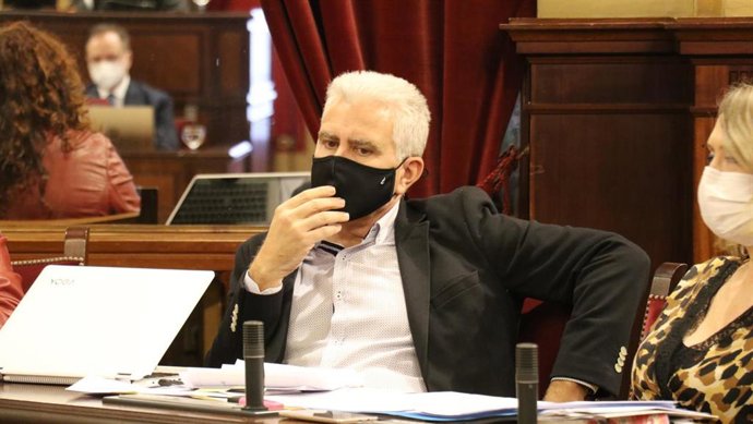 El diputado de El PI Josep Meli en el pleno del Parlament.