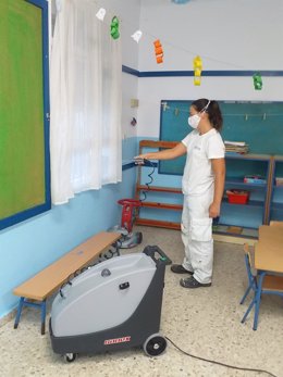 Imagen de una limpiadora en un centro educativo.