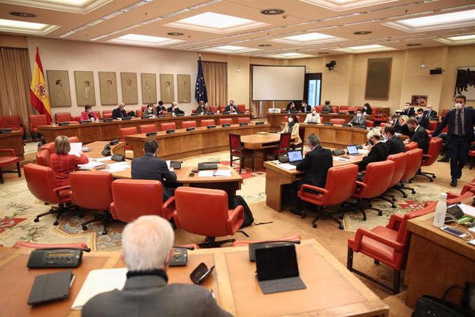 Vista general de la mesa con los asistentes a la Comisión de Presupuestos en el Congreso 
