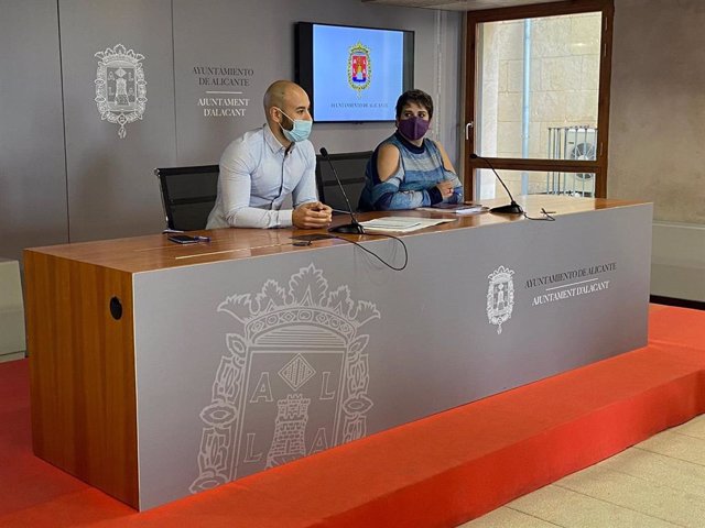 Los concejales de UP, Xavier López y Vanessa Romero en sala de prensa del Ayto de Alicante