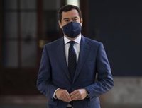 Moreno pide evitar entre todos dar "un paso atrás" porque el virus sigue "golpeando con fuerza" en Andalucía