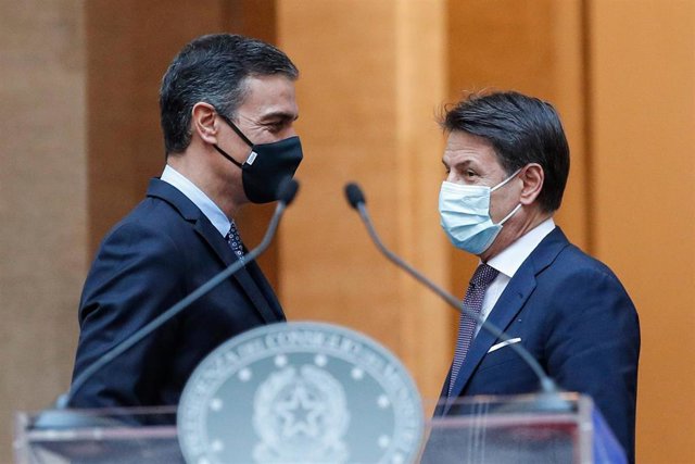20 October 2020, Italy, Rome: Italian Prime Minister Giuseppe Conte (R) and Spanish Prime Minister Pedro Sanchez attend a joint press conference at Chigi Palace. Photo: Giuseppe Lami/LaPresse via ZUMA Press/dpa