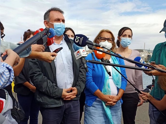 Los diputados de Unidas Podemos Enrique Santiago y Meri Pita durante su visita a Canarias en plena crisis migratoria