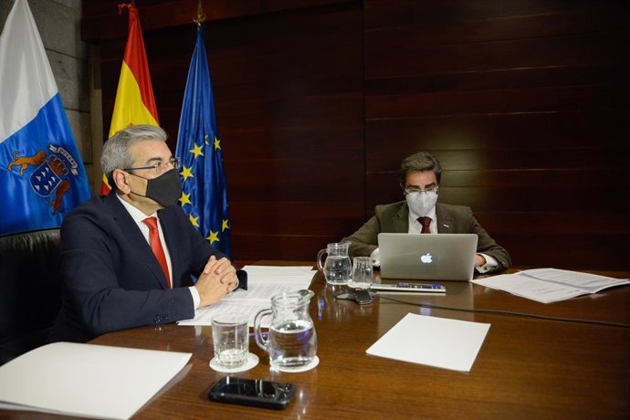 El vicepresidente del Gobierno de Canarias, Román Rodríguez (i)