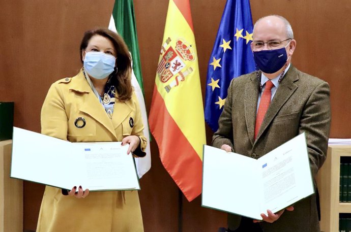 La consejera de Agricultura, Carmen Crespo, y el presidente del Consejo Andaluz de Cámaras de Comercio, Javier Sánchez Rojas, este martes tras la firma del acuerdo.