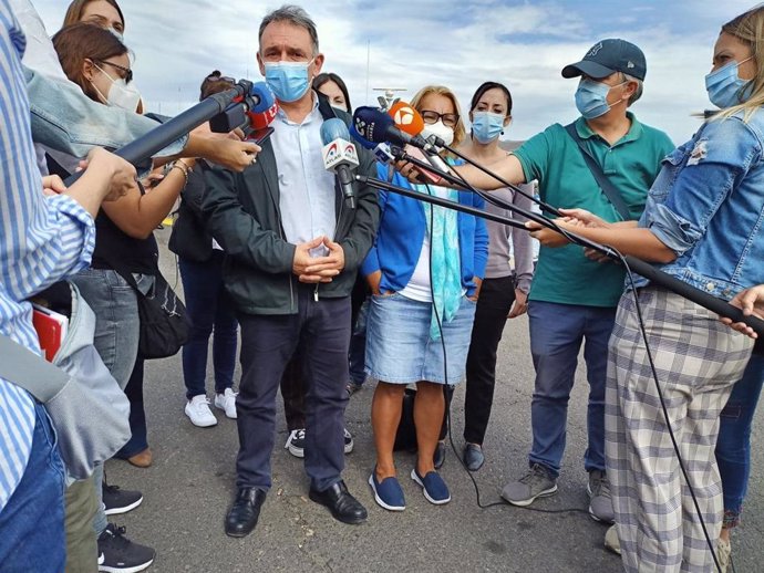El diputado Enrique Santiago atiende a los medios en una visita a Canarias