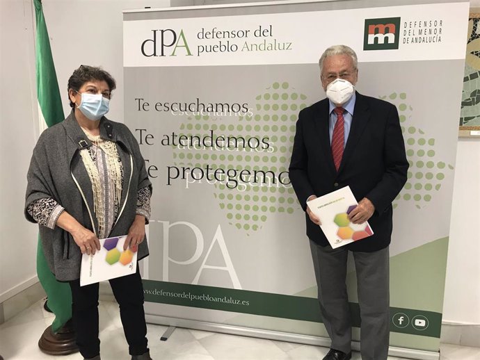 Cristina González, presidenta Feafes Andalucía y Jesús Maeztu en la oficina del Defensor