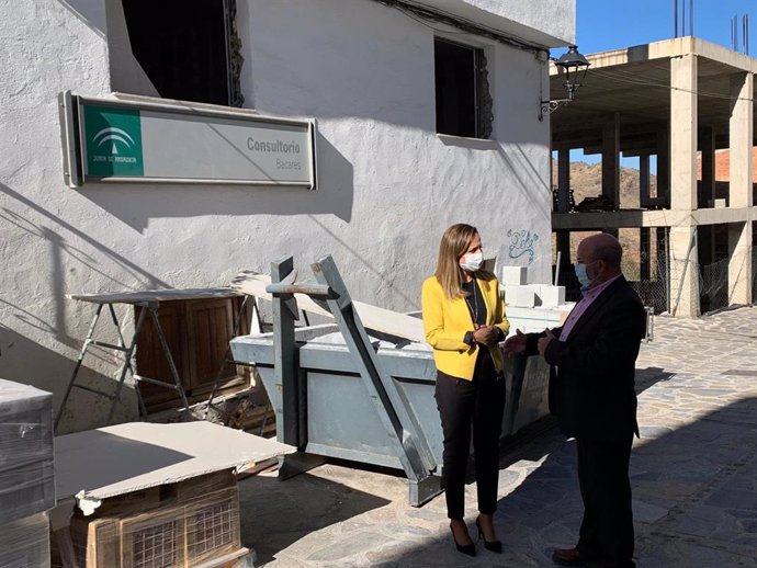 La delegada de la Junta en Almería visita las obras del consultorio de Bacares