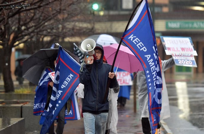 11 November 2020, US, Wilkes-Barre: A protester chants slogans on a megaphone during a 'Stop the Steal' protest demanding a recount of votes in Pennsylvania. Photo: Aimee Dilger/SOPA Images via ZUMA Wire/dpa