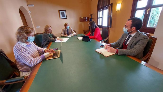 El delegado del Gobierno andaluz en Córdoba, Antonio Repullo (centro), preside la comisión de seguimiento para prevenir el covid-19 en el campo