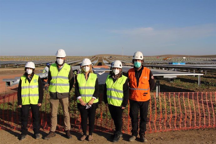 El teniente alcalde y concejal delegado de Turismo de Sanlúcar de Mayor (Sevilla), Juan Salado, y la concejal-delegada de Comunicación, Carmen Sáez, visitan las obras de construcción de la planta fotovoltaica de Endesa.