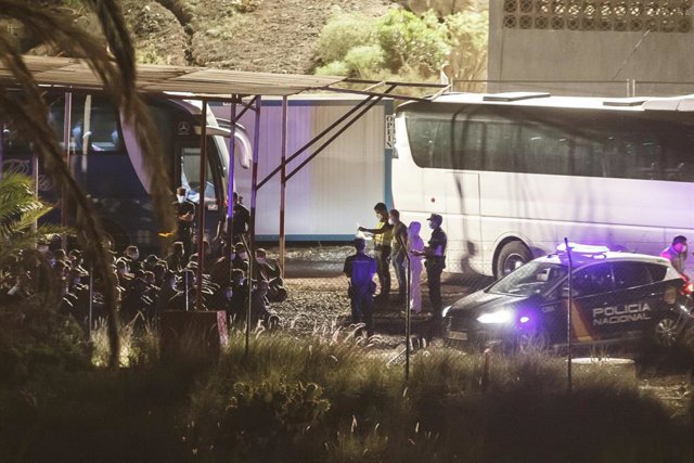 Varios inmigrantes llegan a Barranco Seco, donde se ha habilitado una instalación militar para la acogida., en Gran Canaria, Canarias (España), a 18 de noviembre de 2020. Más de 2.300 migrantes permanecen hacinados en el muelle  de Arguineguín tras pernoc