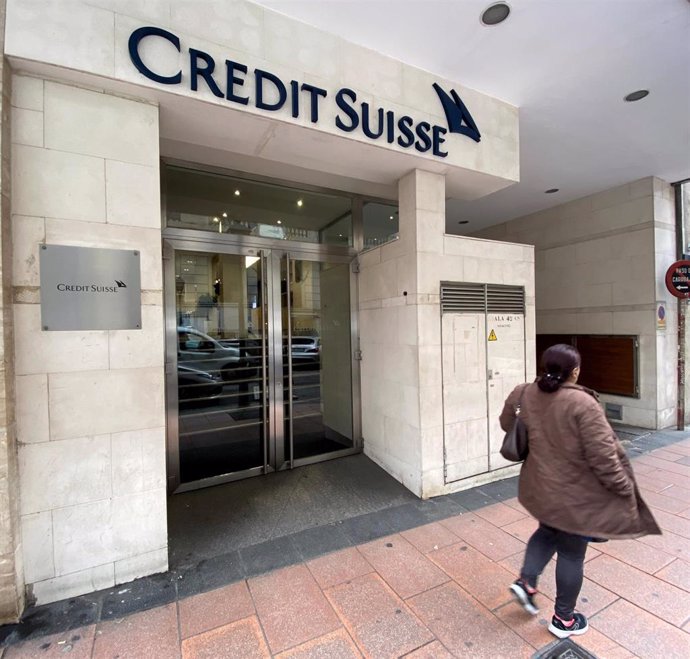 Una mujer pasa junto a la entrada de la sede de Credit Suisse en Madrid (España), a 29 de enero de 2020.