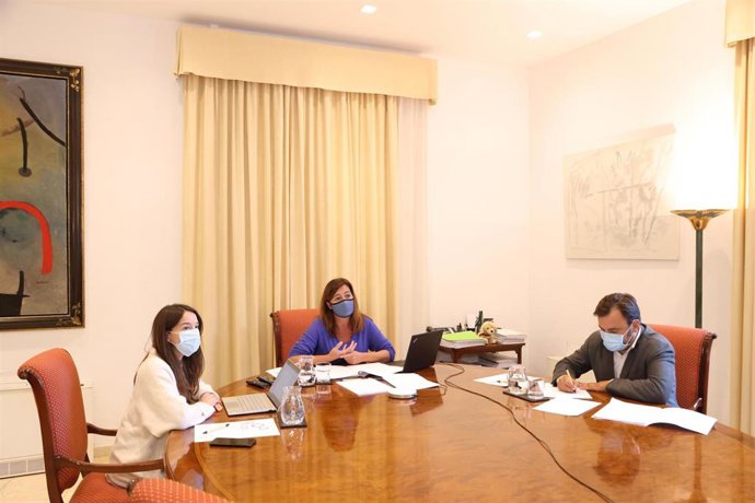 La presidenta del Govern, Francina Armengol, durante una reunión en el Consolat de Mar junto con la investigadora Marga Frontera y el director general de Cooperación Local, Francesc Miralles.