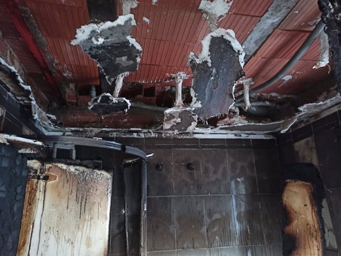 Los Bomberos del SPEIS extinguen un incendio eléctrico en vivienda con dos heridas leves por inhalación de humo en Alicante