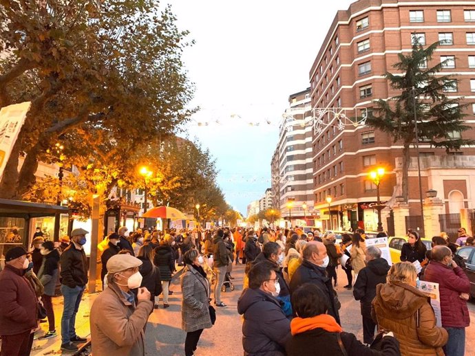 Concentración contra la Ley Celaá a las puertas de la Subdelegación del Gobierno en Burgos