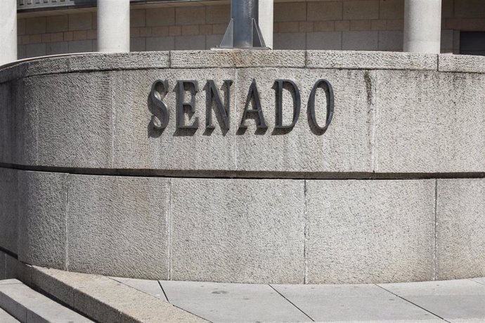 Planca en la que se lee 'Senado' en la fachada exterior del edificio del Senado en Madrid.
