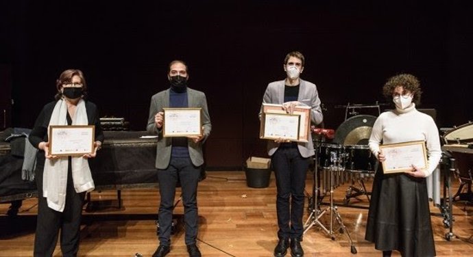 De izq. A dcha.: Rosalía Guntin, que recogió la mención en nombre de Pilar Miralles; Alejandro Cano Palomo; el primer premio Juan Delgado Serrano, y Llum Martín en la celebración de la final del XXXI Premio Jóvenes Compositores 2020 Fundación SGAE-CNDM