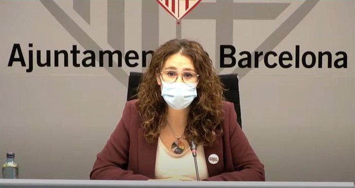 La teniente de alcalde de Derechos Sociales, Justicia Global y Feminismos de Barcelona, Laura Pérez, en rueda de prensa