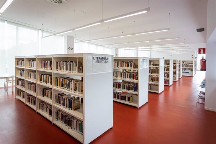 Estanterías con libros de la Biblioteca municipal del Centro Cívico Ibaiondo en Vitoria-Gasteiz 
