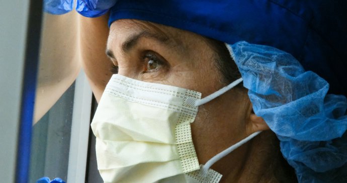 Foto recurs de doctora mirant per la finestra. 