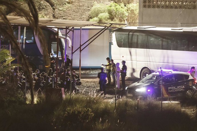 Varios inmigrantes llegan a Barranco Seco, donde se ha habilitado una instalación militar para la acogida., en Gran Canaria, Canarias (España), a 18 de noviembre de 2020. Más de 2.300 migrantes permanecen hacinados en el muelle  de Arguineguín tras pern