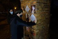 Representantes de Más Madrid vuelven a llevar ofrendas a La Veneno tras retirarse el anterior homenaje por un incendio