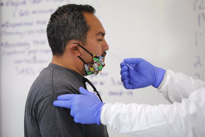 16 November 2020, US, San Marcos: A medical worker takes a nasal swab from a patient for a coronavirus (COVID-19) test. Photo: K.C. Alfred/San Diego Union-Tribune via ZUMA Wire/dpa