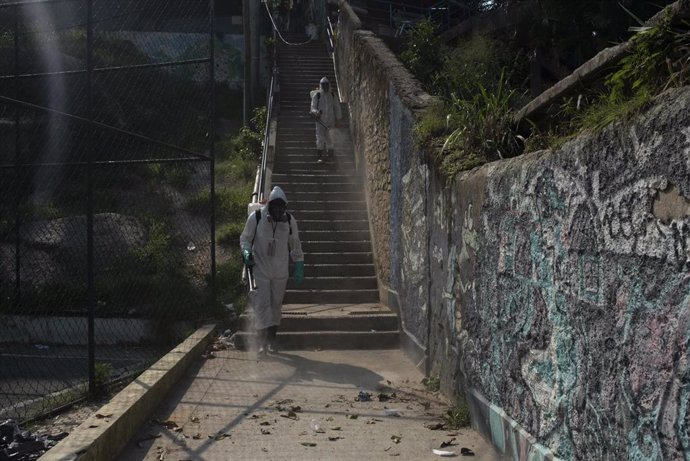 Labores de desinfección de una favela del barrio de Botafogo, en Río de Janeiro.