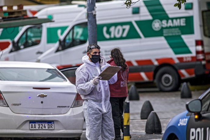 Un trabajador con mascarilla y equipo de protección en Buenos Aires