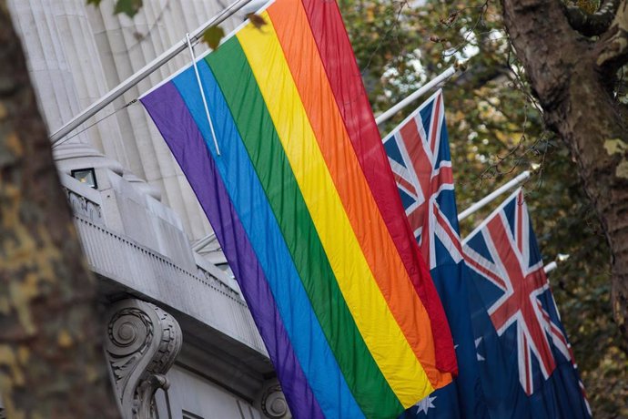 La bandera del arcoiris junto a la bandera de Australia.