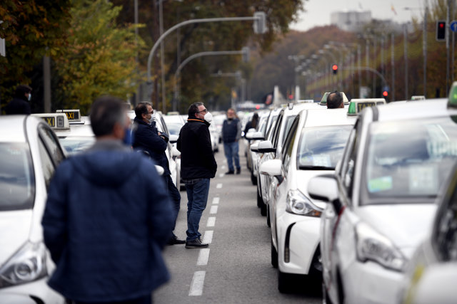 Marcha de taxistas convocada por la FPTM, la Asociación Gremial del Taxi de Madrid y la Asociación Élite Taxi Madrid, en Madrid (España), a 25 de noviembre de 2020.