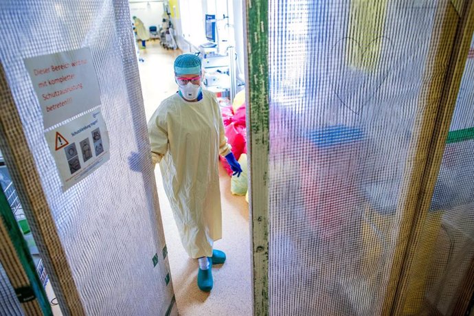 Una trabajadora con equipo de protección en una Unidad de Cuidados Intensivos para pacientes de coronavirus en el Hospital Universitario de Greifswald