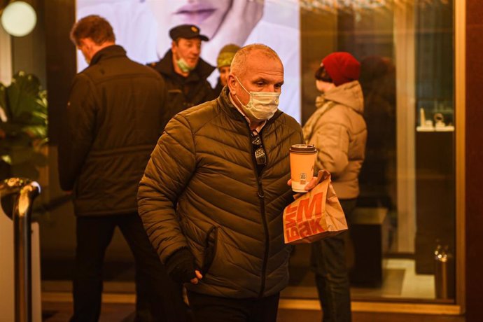 Un hombre con mascarilla camina por el centro de Moscú