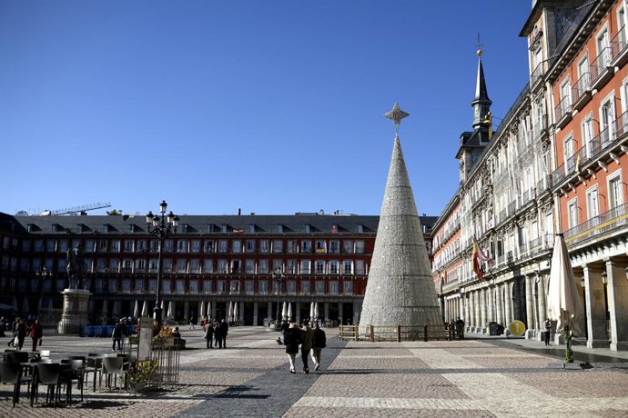 El árbol de Navidad adorna la Plaza Mayor, en Madrid, España, a 10 de noviembre de 2020. 