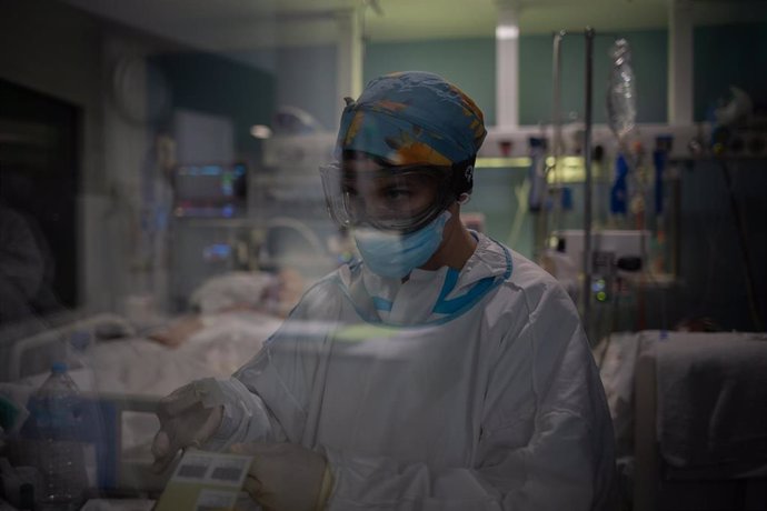 Un trabajador sanitario protegido en la Unidad de Cuidados Intensivos del Hospital del Mar (Archivo)