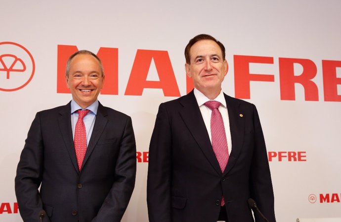 Fernando Mata, director financiero (izquierda), y Antonio Huertas, presidente de Mapfre (derecha).