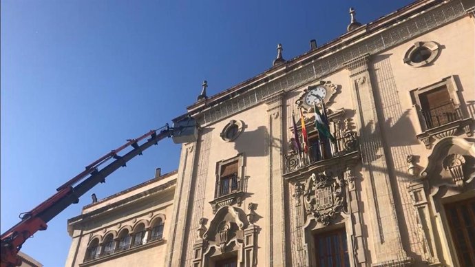 Colocación del alumbrado navideño en la fachada del Ayuntamiento de Jaén
